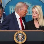 Ο Τραμπ καρατόμησε την υπουργό Δικαιοσύνης, Παμ Μπόντι – Η δυσαρέσκεια για την απόδοσή της και η υπόθεση Έπσταϊν