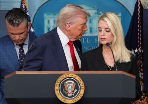 Ο Τραμπ καρατόμησε την υπουργό Δικαιοσύνης, Παμ Μπόντι