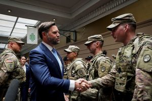 Ουάσιγκτον: Έντονες αποδοκιμασίες κατά Βανς ενώ μοίραζε μπέργκερ σε στρατιώτες της Εθνοφρουράς