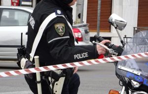 Ταραχές στον Ασπρόπυργο: Φωτιές, επιθέσεις σε λεωφορεία και τραυματίας αστυνομικός