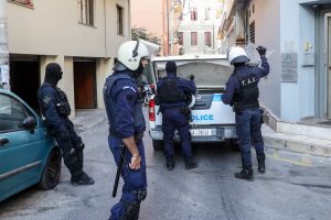 Περιπετειώδης σύλληψη 35χρονου στην Πάτρα – Επιχείρησε να αρπάξει το όπλο αστυνομικού