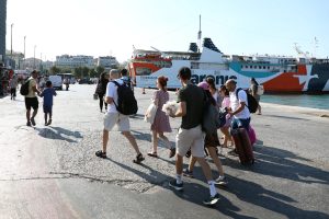 Διακοπές: Λιγότερες μέρες και φθηνότερα για τους Έλληνες