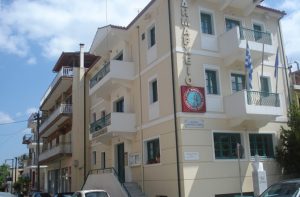 Επίθεση υπαλλήλου σε αντιδήμαρχο της Μακρακώμης – «Ήμουν κάτω πεσμένος και προσπαθούσε να με χτυπήσει»