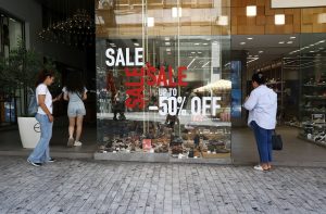 «Να ξέρουμε πού πηγαίνουν τα χρήματά μας» – Ο Εμπορικός Σύλλογος Πειραιά ζητά διαφάνεια για την εισφορά αυτοαπασχολούμενων