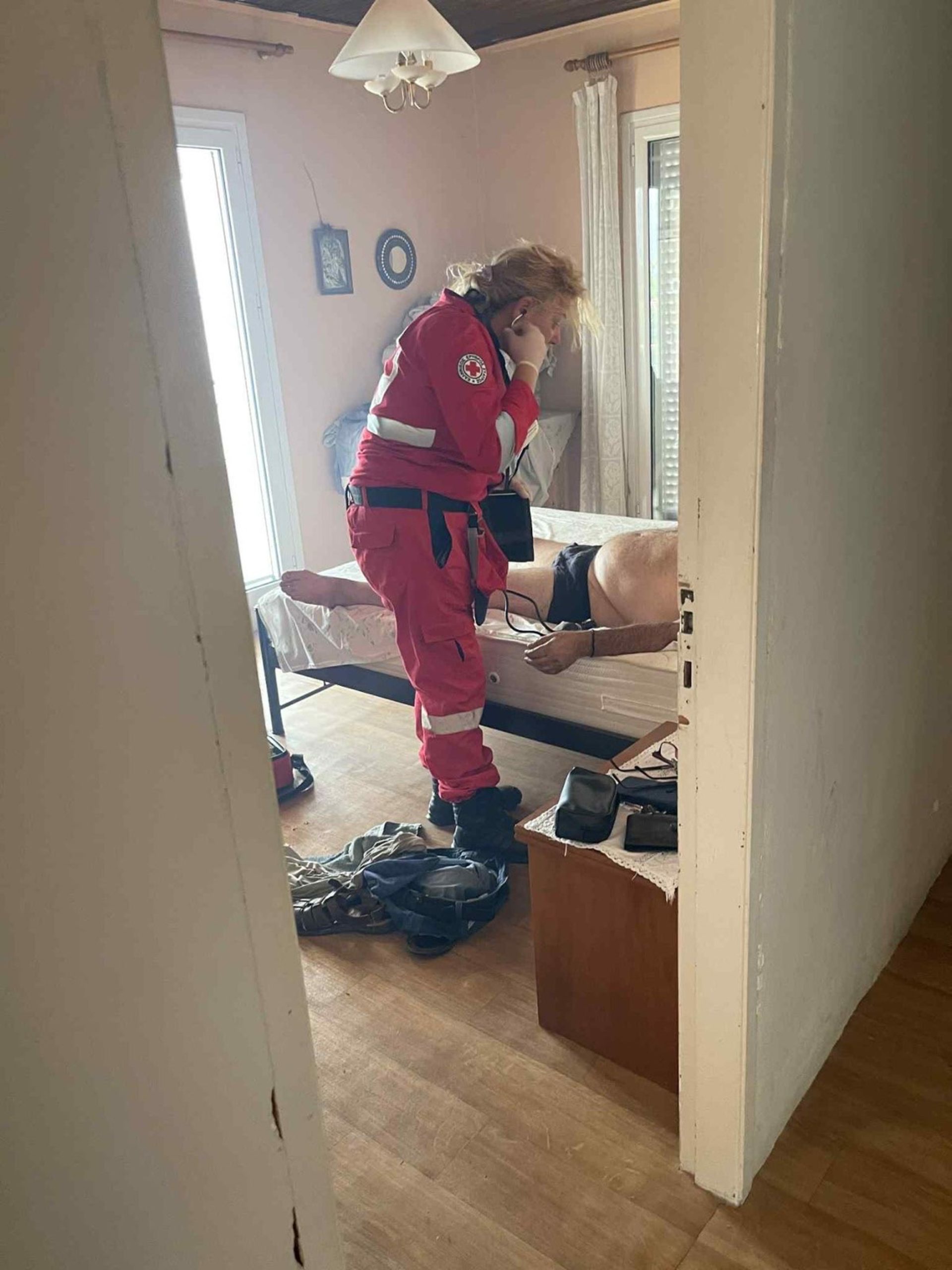 Συγκλονιστικές εικόνες στη Ζάκυνθο: Σαμαρείτες του Ελληνικού Ερυθρού Σταυρού βοηθούν ηλικιωμένους στο πύρινο μέτωπο