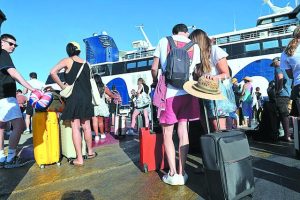 Κορυφώνεται η έξοδος του Πάσχα – Παρέμβαση Κικίλια από τον Πειραιά για την ασφάλεια των επιβατών