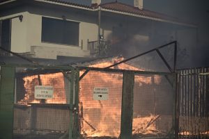 Ένας νεκρός από τη μεγάλη φωτιά στην Κερατέα – Στις φλόγες σπίτια και γειτονιές