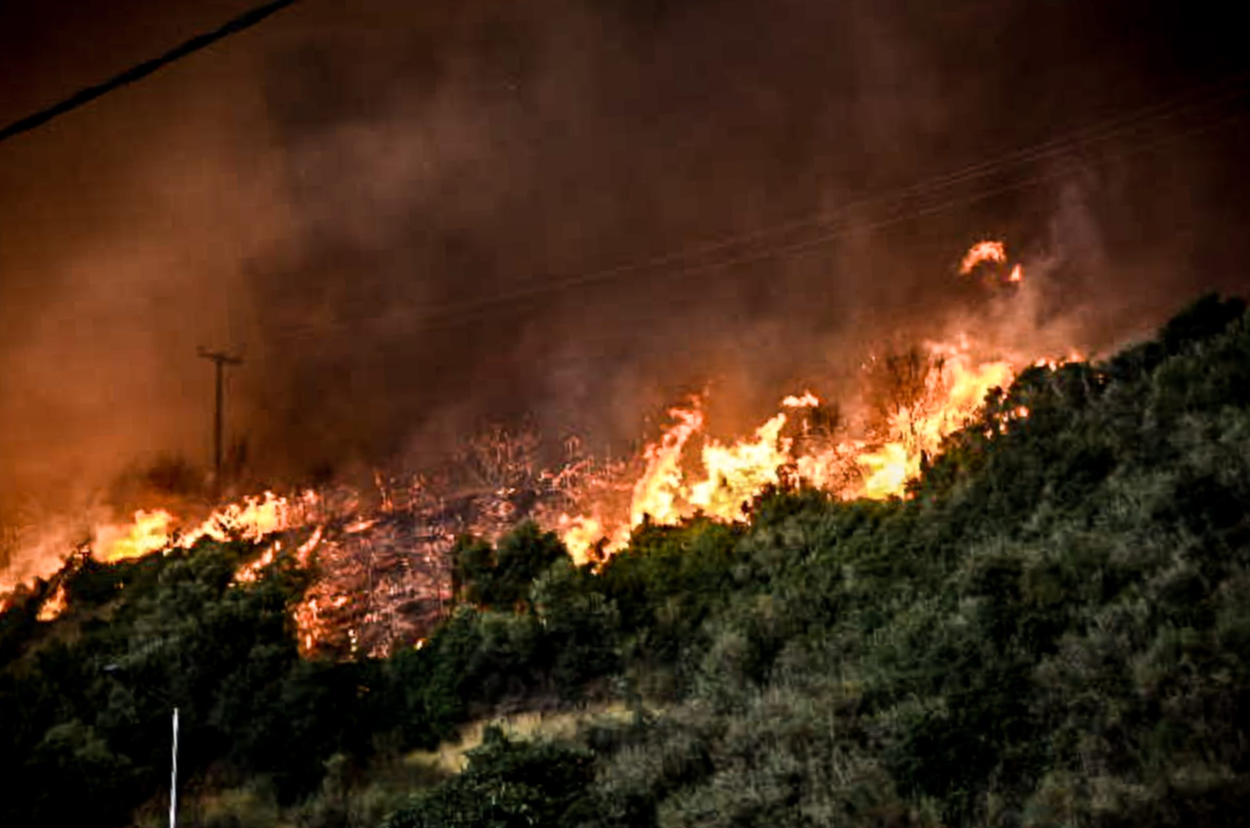 Μεγάλη επιχείρηση για κατάσβεση πυρκαγιάς στη Νίβρυτο Ηρακλείου- Επιχειρούν και εναέρια μέσα