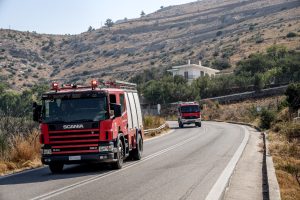 Δύο συλλήψεις για πρόκληση πυρκαγιάς από βεγγαλικά σε δασική έκταση στο Κορωπί