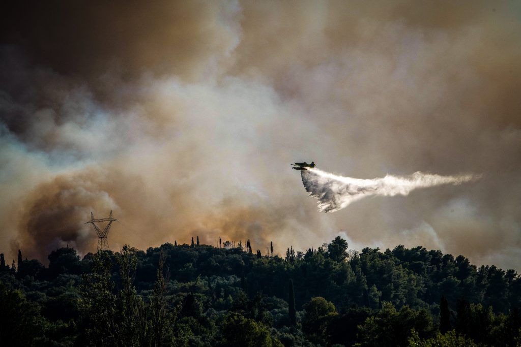 Πυρκαγιά στη Βρυσούλα Πρέβεζας: Στις φλόγες σπίτια – Αναζωπύρωση στο Χελιδόνι Αρχαίας Ολυμπίας (video)