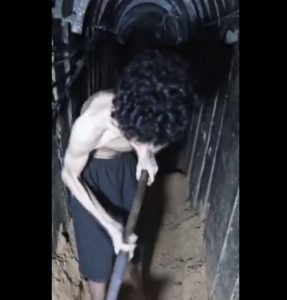 Σοκάρει βίντεο της Χαμάς: Αποστεωμένος όμηρος σκάβει αυτό που φοβάται ότι θα είναι ο τάφος του