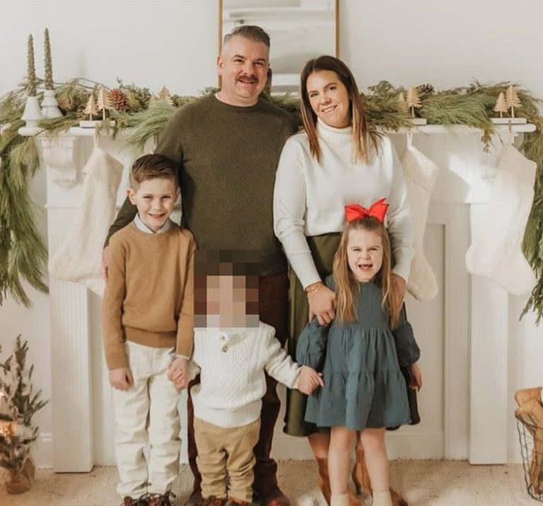 Οικογένεια σε γιορτινό περιβάλλον