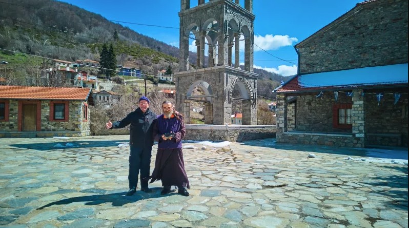 Ιερέας με κανάλι στο YouTube, drone και έξι κάμερες προβάλλει το Βόιο Κοζάνης – Viral τα βίντεό του