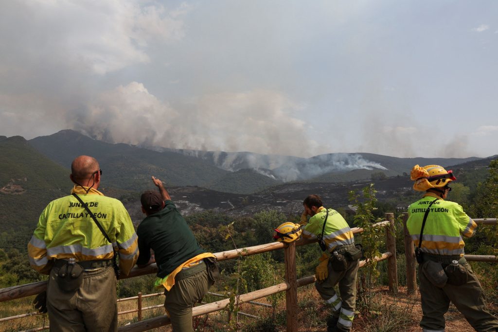 Ισπανία: Μάχη με «πύρινους στροβίλους» δίνουν οι πυροσβεστικές δυνάμεις στο βόρειο τμήμα