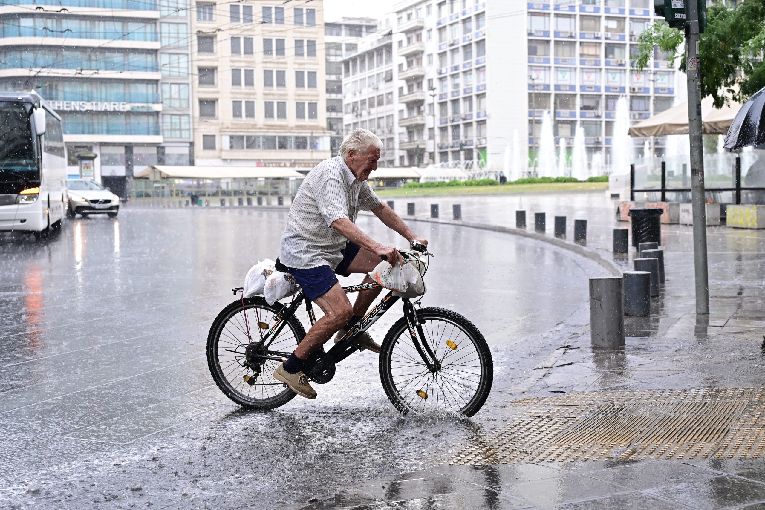 Καιρός: Πού αναμένονται βροχές και τοπικές μπόρες - Σταδιακή άνοδος θερμοκρασίας