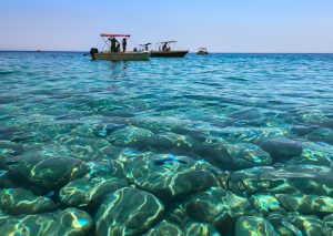 Χαλκιδική: Τέλος καλό μετά την ανατροπή τουριστικής λέμβου με τέσσερις επιβαίνοντες