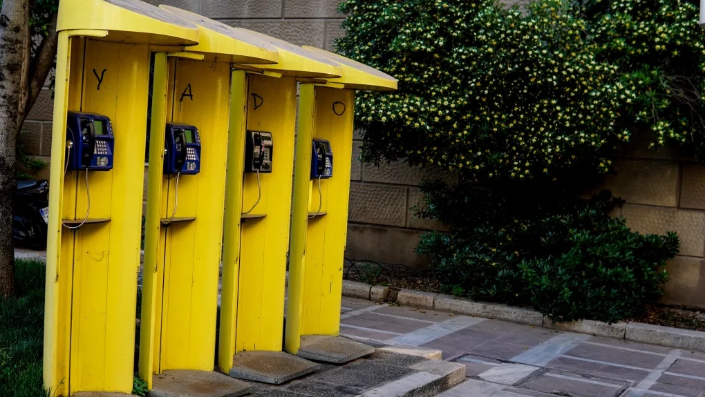 Τέλος εποχής για τα καρτοτηλέφωνα στην Αθήνα – Τα σημεία από όπου απομακρύνονται