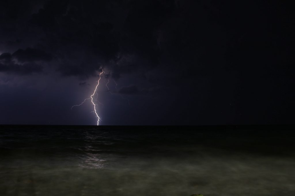 Κακοκαιρία: Περισσότεροι από 20.000 κεραυνοί, προβλήματα από τα μπουρίνια που σάρωσαν τη Δυτική Ελλάδα