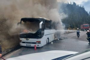 Τουριστικό λεωφορείο με 50 επιβάτες τυλίχθηκε στις φλόγες στην Κέρκυρα