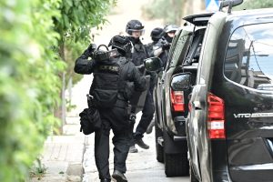 Μαφία στην Κρήτη: Ενστολοι και επιχειρηματίες με όπλα και ναρκωτικά – Ξέπλεναν μαύρο χρήμα και εκβίαζαν