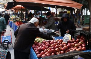 Πέρα από τα μπλόκα