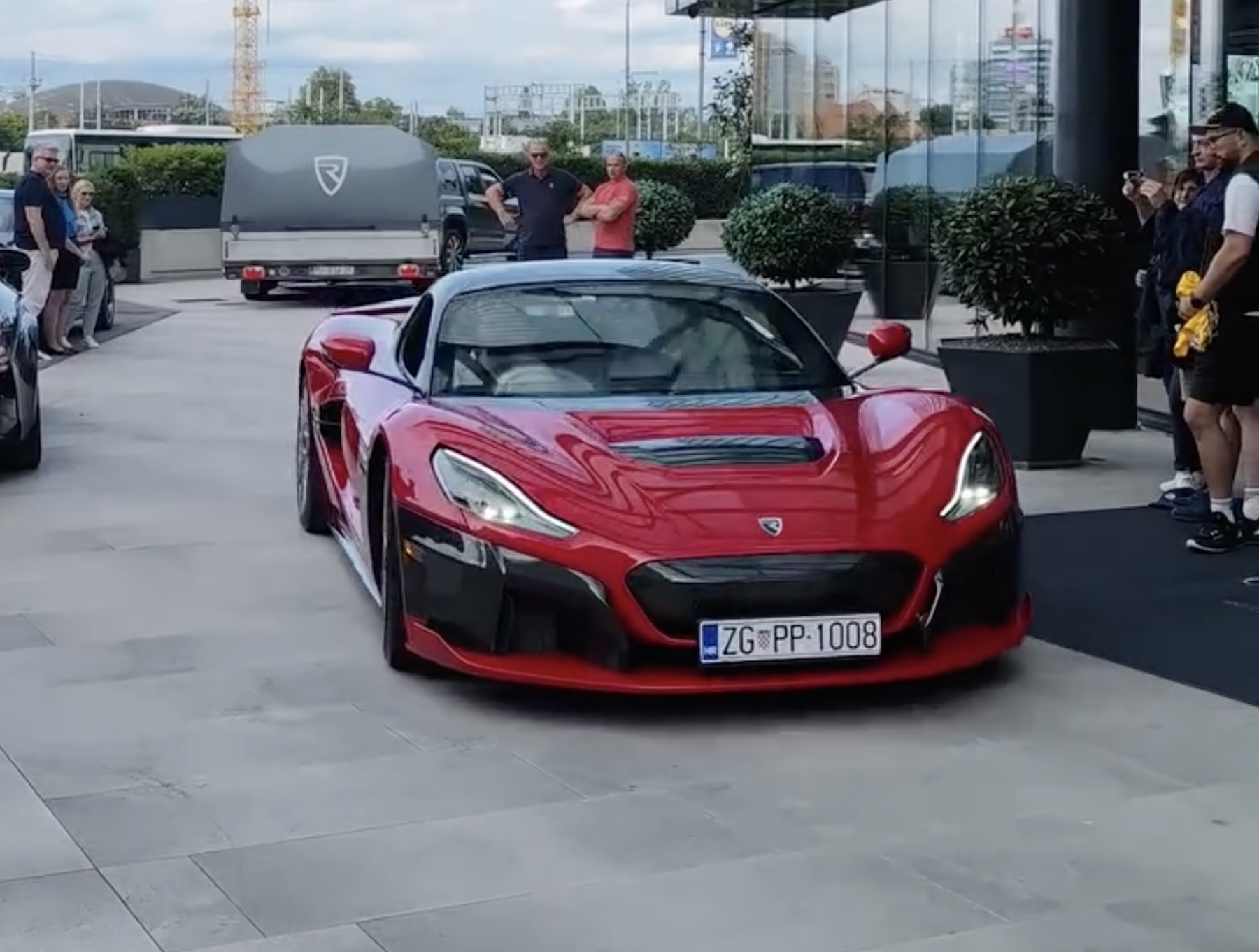 Ο Σλοβένος σούπερ σταρ που αγόρασε ηλεκτρικό αξίας 2,2 εκατομμυρίων δολαρίων