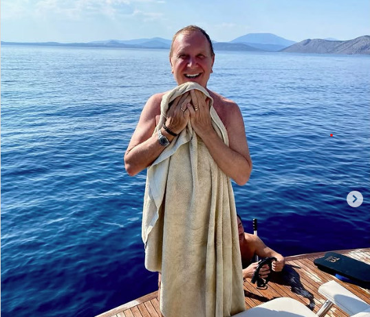 Μάικλ Κορς: Απολαμβάνει τις διακοπές του στην Ελλάδα και αποθεώνει τις ομορφιές της