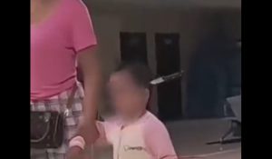 Σοκαριστικό βίντεο: Με μαχαίρι καρφωμένο στο κεφάλι κοριτσάκι περπατά σε νοσοκομείο