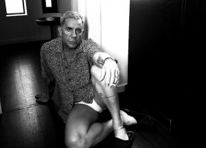 Γιώργος Μαζωνάκης: Το νέο του μήνυμα καθαρίζοντας με την ηλεκτρική σκούπα μέσα από το σπίτι του