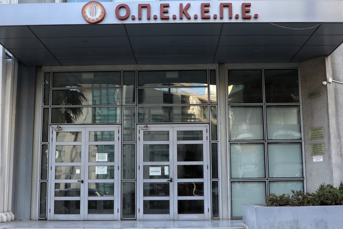 «Καυτοί» διάλογοι στελέχους του Μαξίμου με τον πρώην πρόεδρο του ΟΠΕΚΕΠΕ για ρουσφέτια