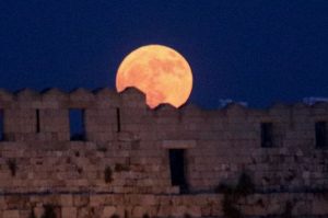 Πώς η αυγουστιάτικη πανσέληνος εξελίχθηκε σε πολιτιστικό θεσμό