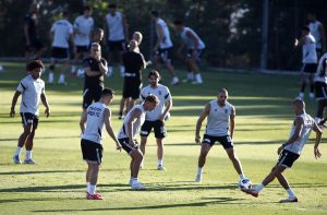 Οπαδοί ΠΑΟΚ στην προπόνηση: «Παίξτε με πάθος, είμαστε δίπλα σας»