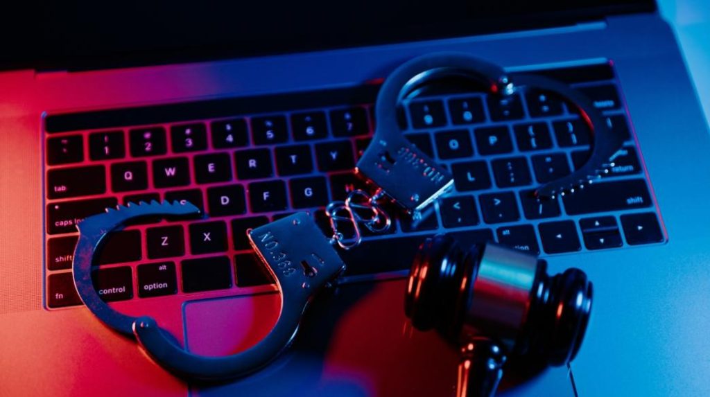 Στον εισαγγελέα και οι χρήστες πειρατικού οπτικοακουστικού περιεχομένου – Ποιες οι ποινές για την παράνομη χρήση