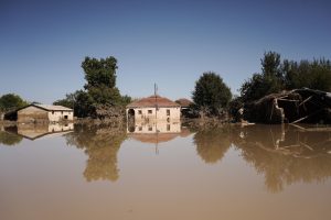 Φωτιές, πλημμύρες και αυθαίρετα: Kρυφή απειλή για χιλιάδες χτίσματα, οδηγός με 13 ερωτήσεις – απαντήσεις
