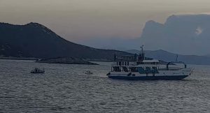 Εκκενώθηκε το πλοίο που έπεσε σε ξέρα στα Νέα Στύρα – Καταγγελίες από επιβάτες ότι δεν υπήρξαν οδηγίες