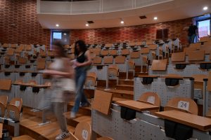 Πυρ ομαδόν από την αντιπολίτευση για το κυβερνητικό στέλεχος που έγινε πρύτανης σε ιδιωτικό ΑΕΙ – Τι απαντά η κυβέρνηση