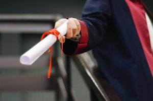 Πάρτι παρανομίας στο Δημόσιο – Πώς λειτουργεί η φάμπρικα των πέτσινων πτυχίων