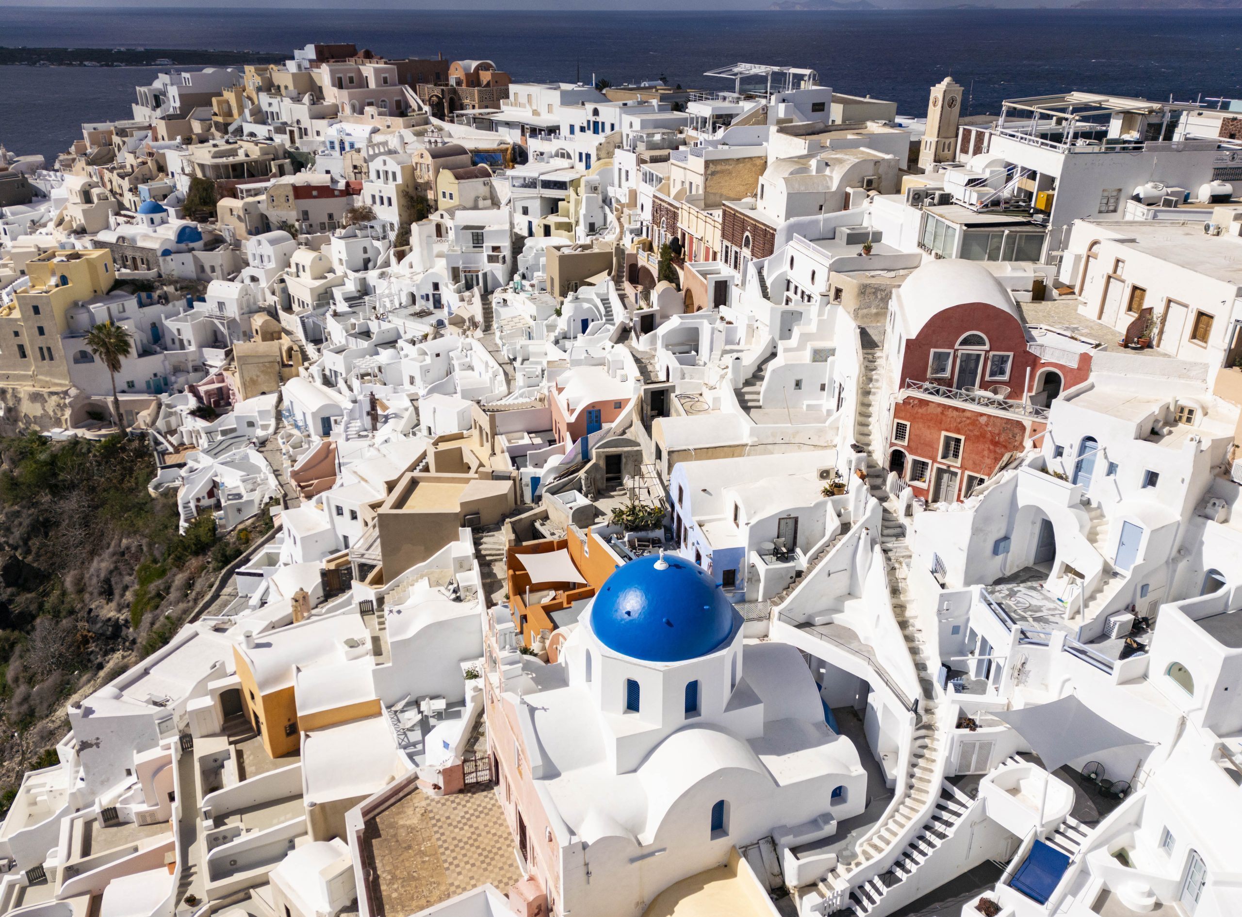 Νέα μείωση στις τουριστικές αφίξεις: Η «μάχη» των κρατήσεων από Μύκονο και Σαντορίνη