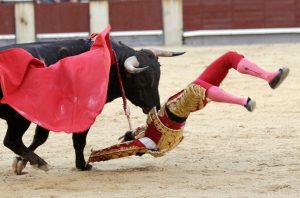 Ταυρομάχος σκοτώθηκε από ταύρο μπροστά στο έντρομο πλήθος – Νεκρός και θεατής την ώρα του αγώνα (video)