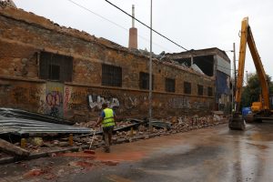 Θεσσαλονίκη: Κατεδαφίζεται το εμβληματικό κτίριο της «Αλυσίδας» – Το πρώτο εργοστάσιο υποδημάτων από το 1935