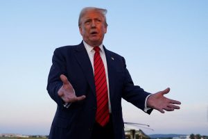 Τραμπ:  Απειλεί την ΕΕ με πρόσθετους δασμούς 35% – Σκέφτεται να επιβάλει δασμούς στα εισαγόμενα φάρμακα έως 250%