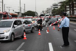 Ανατροπή αυτοκινήτου στη Λεωφόρο Ποσειδώνος – Κλειστή μία λωρίδα κυκλοφορίας