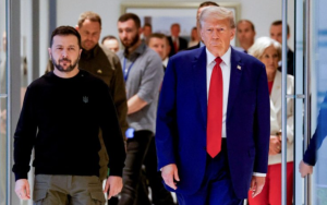 Στη Φλόριντα ο Ζελένσκι για συνομιλίες με Τραμπ – «Εμπόδιο για την ειρήνη η ΕΕ», δηλώνει ο Λαβρόφ