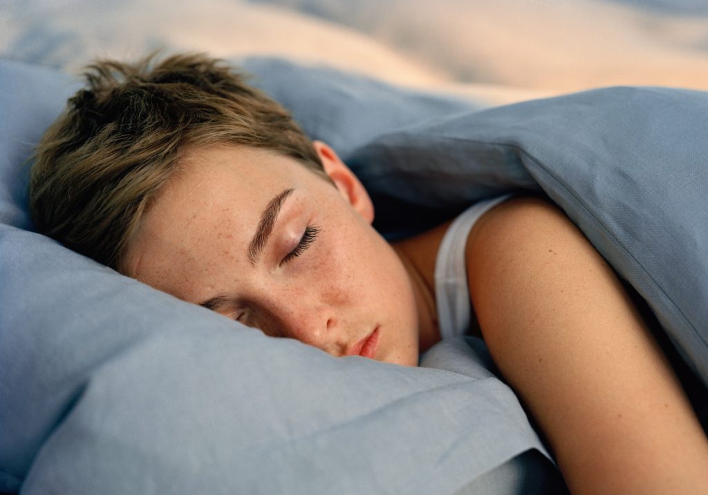 «Η στιγμή που ο εγκέφαλος τα βρίσκει λίγο… σκούρα» – Να γιατί μιλάμε στον ύπνο μας