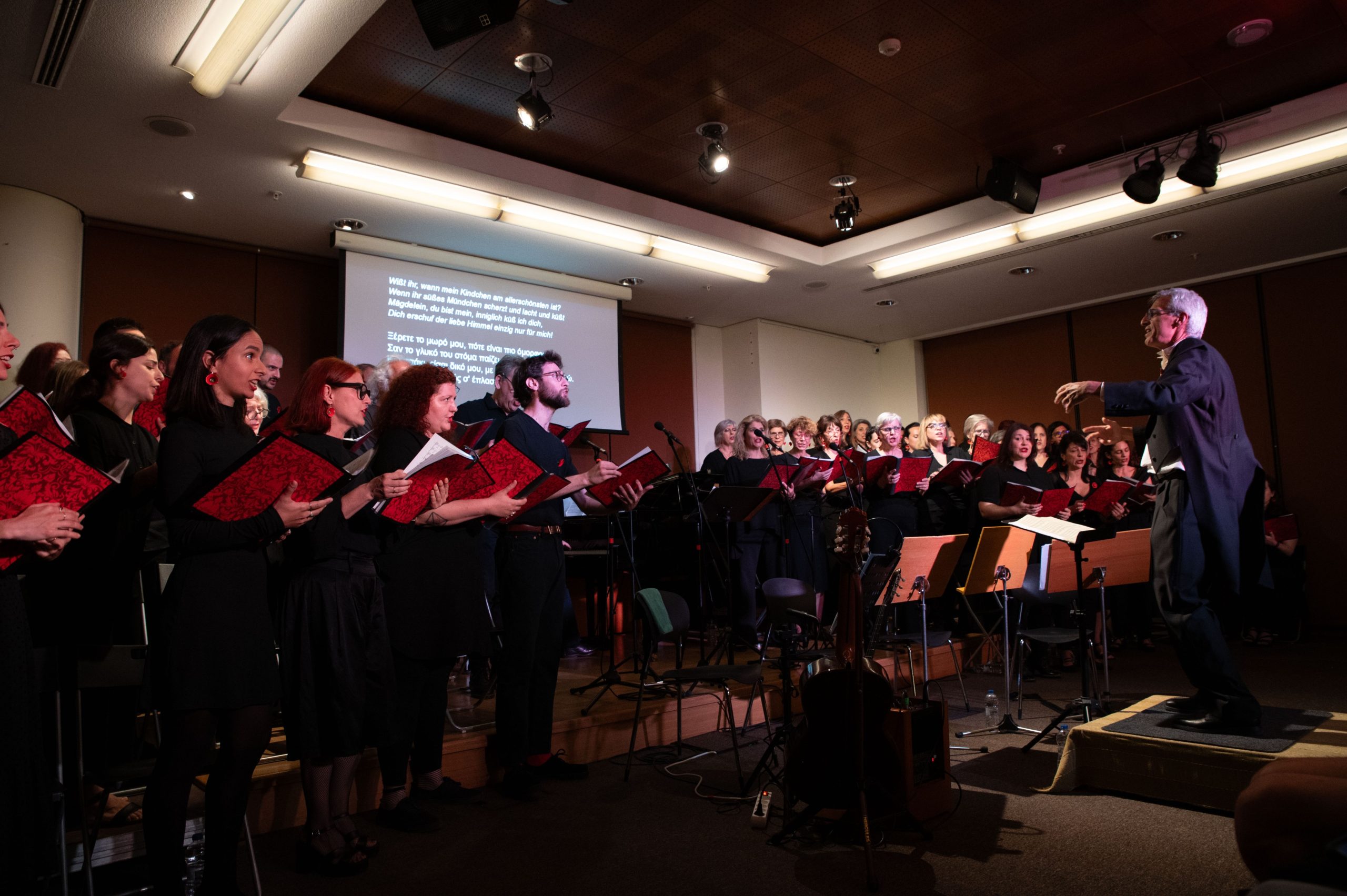 Γιώργος Πατεράκης: Προσφέρει μουσικό «χαβιάρι» σε φυλακές, ψυχιατρικές δομές, γηροκομεία