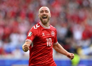 Ο Έρικσεν συζητά με αντίπαλο του Ολυμπιακού