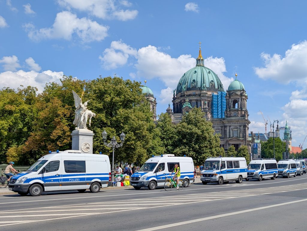 Αυτοκίνητο έπεσε σε πλήθος στο Βερολίνο – Παιδιά ανάμεσα στους τραυματίες