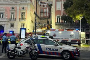 Λισαβόνα: Εθνικό πένθος μετά τον φονικό εκτροχιασμό τελεφερίκ – Τουλάχιστον 17 νεκροί