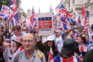 Δεκάδες χιλιάδες διαδηλωτές συμμετείχαν στην συγκέντρωση στο Λονδίνο που διοργάνωσε ακροδεξιός ακτιβιστής