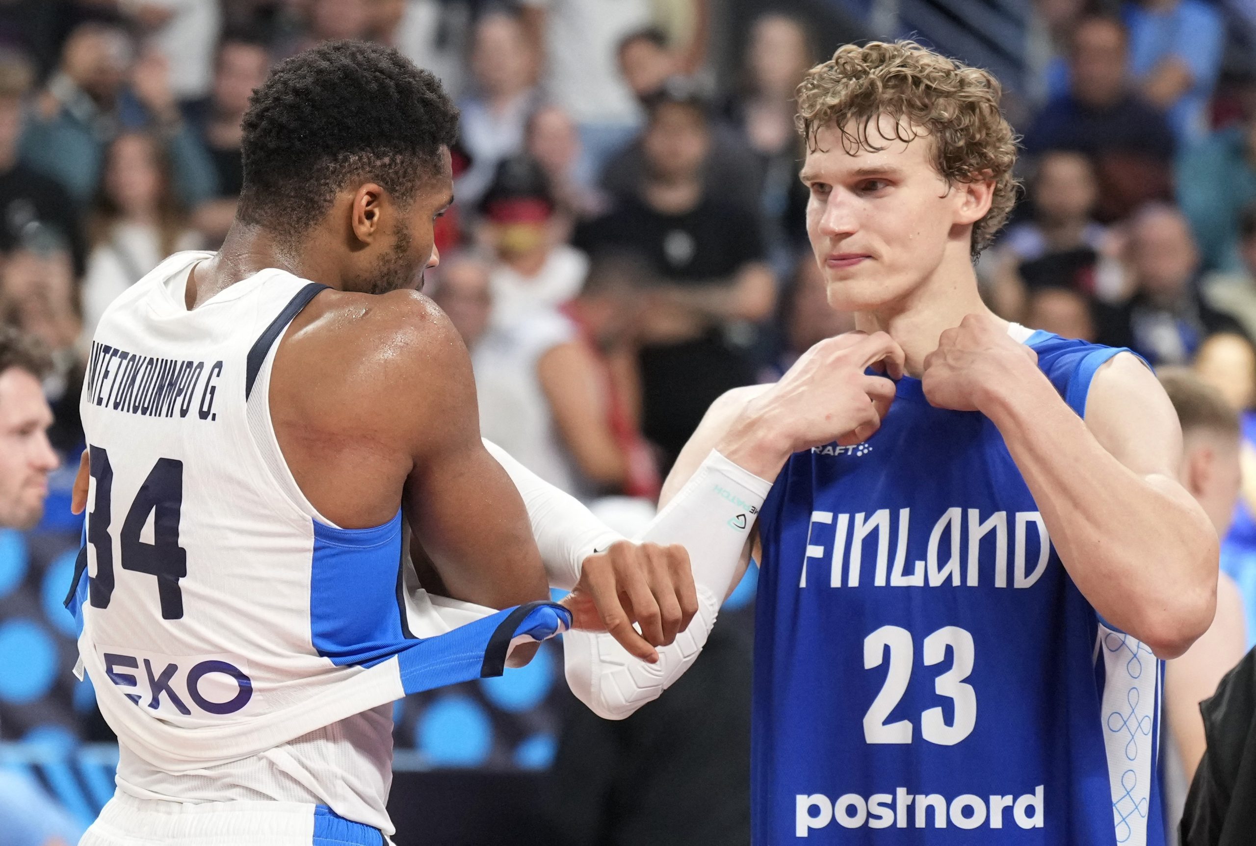 Η αγκαλιά δύο θρύλων μετά τον μικρό τελικό